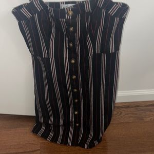 i’m selling a dress, it’s a small, cute for date night or gathering